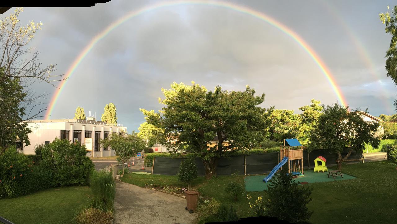 Au Bonheur Des Iris Panzió Rolle Kültér fotó